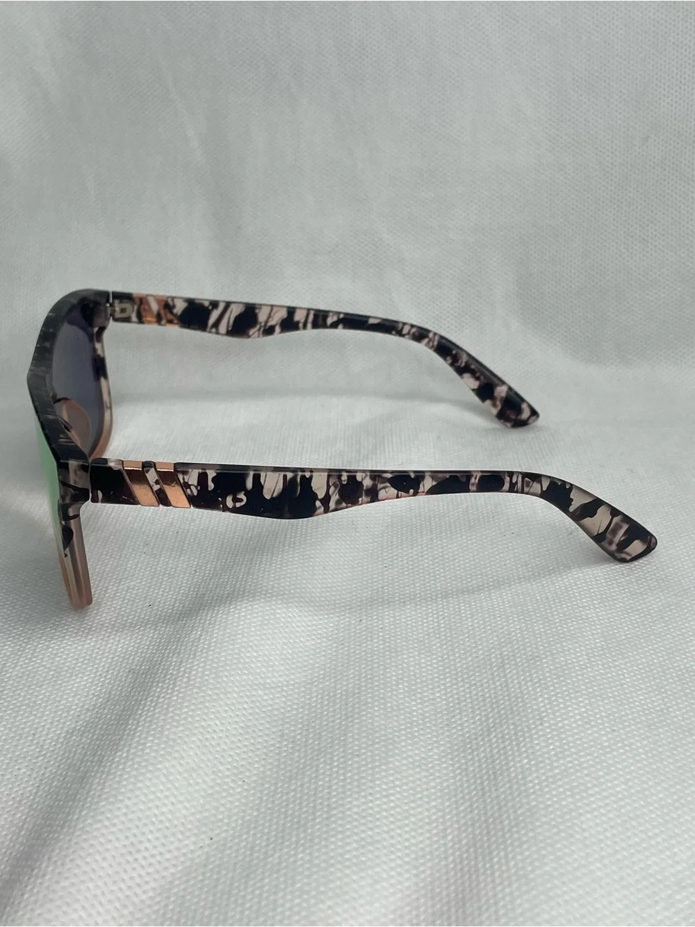 BLENDERS Millenia X2 Sunglasses Lion Heart Clear Champagne Power Button Edition